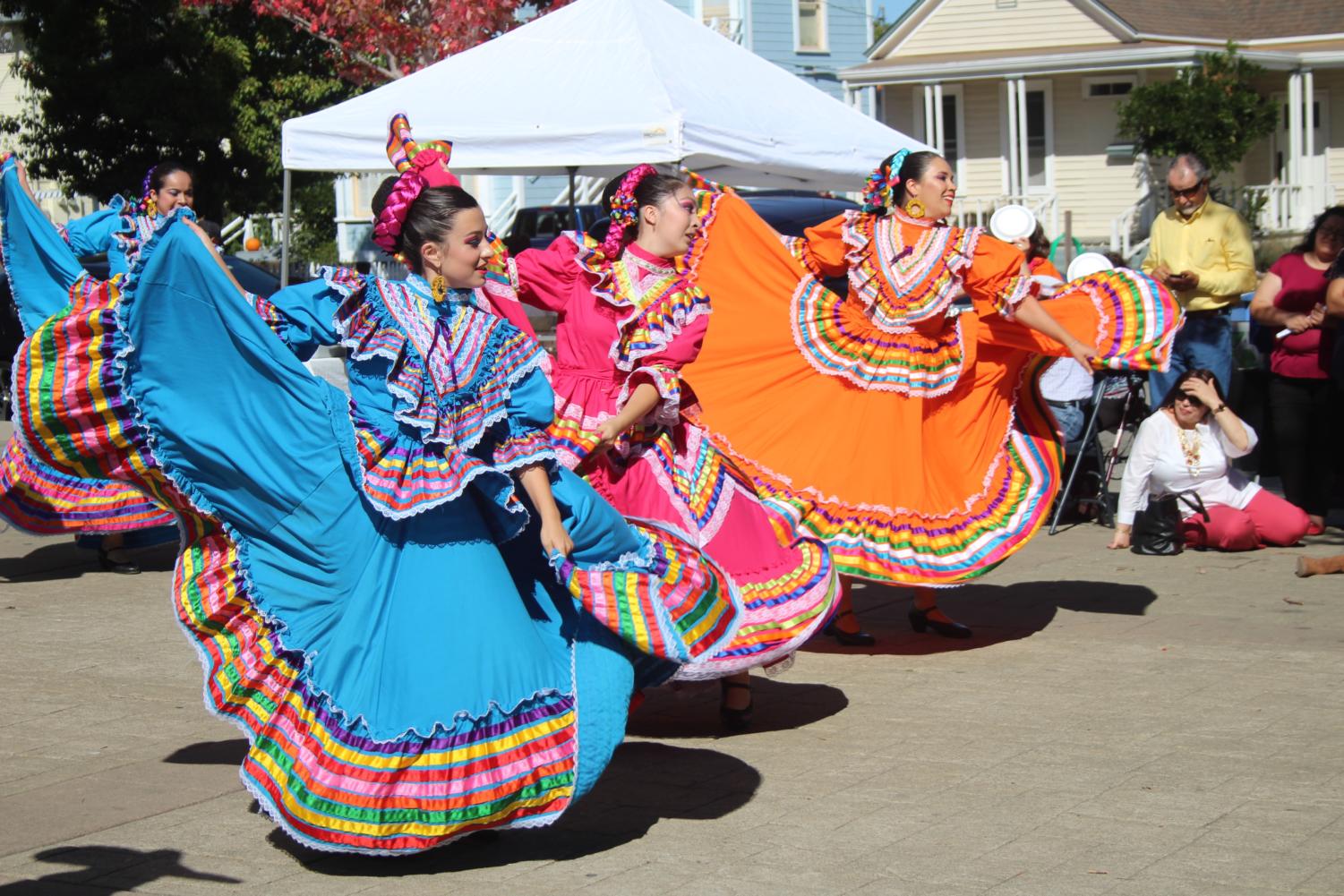 The Casa Revista | Baile Folklorico